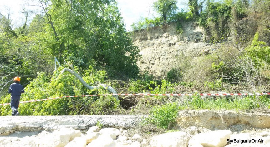 Свлачище затвори крайбрежната алея във Варна