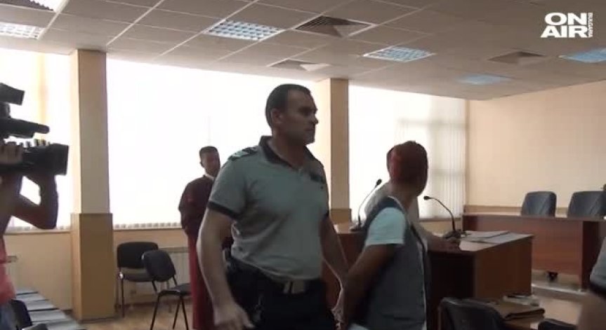 18-годишната ромка, която удуши бебето си с чорап, остава в ареста