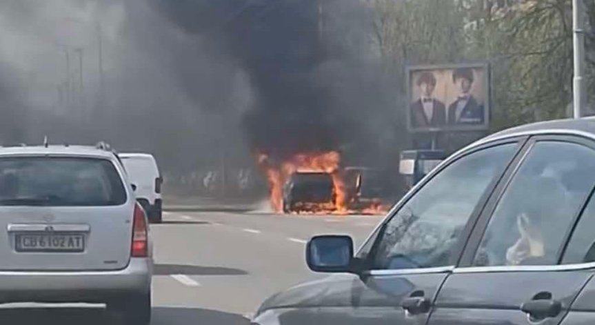 Огнеборците гасят автомобила.