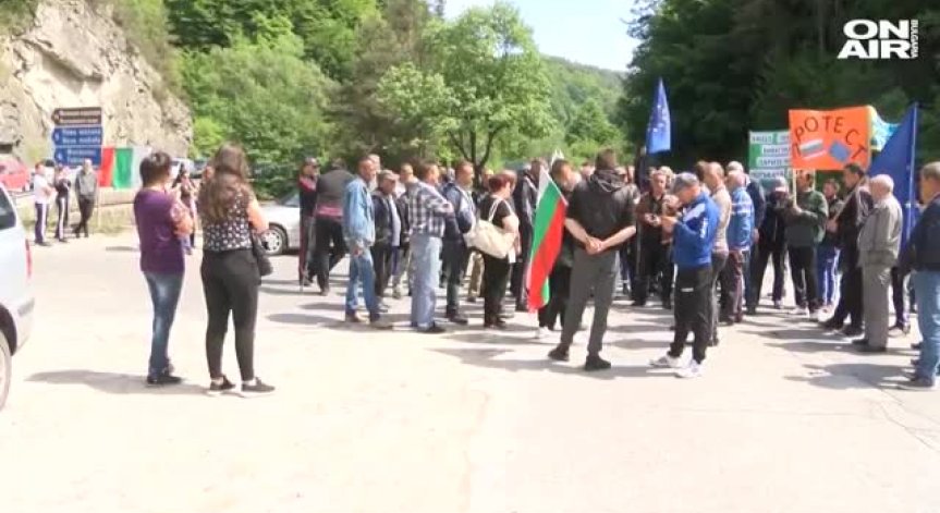 Некачествен предизборен ремонт изкара жители на две села на протест