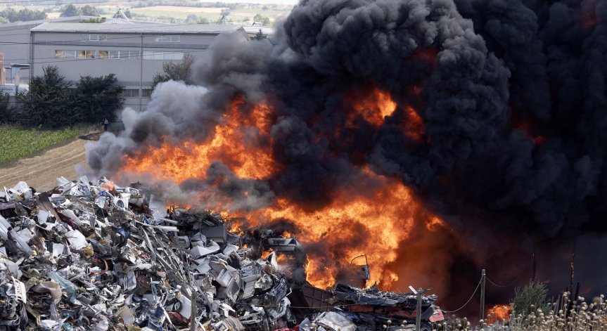 Пожарът представлява сериозна заплаха.
