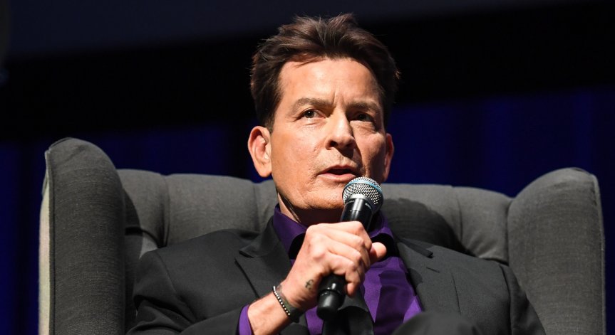 Съседка нахлу в дома на Чарли Шийн, скъса му ризата и опита да го удуши