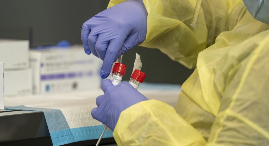 Учени: Омикрон е взел ген от вируса, който причинява обикновената настинка