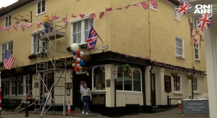 Еуфория преди кралската сватба: Петвековна кръчма сменя името си на 