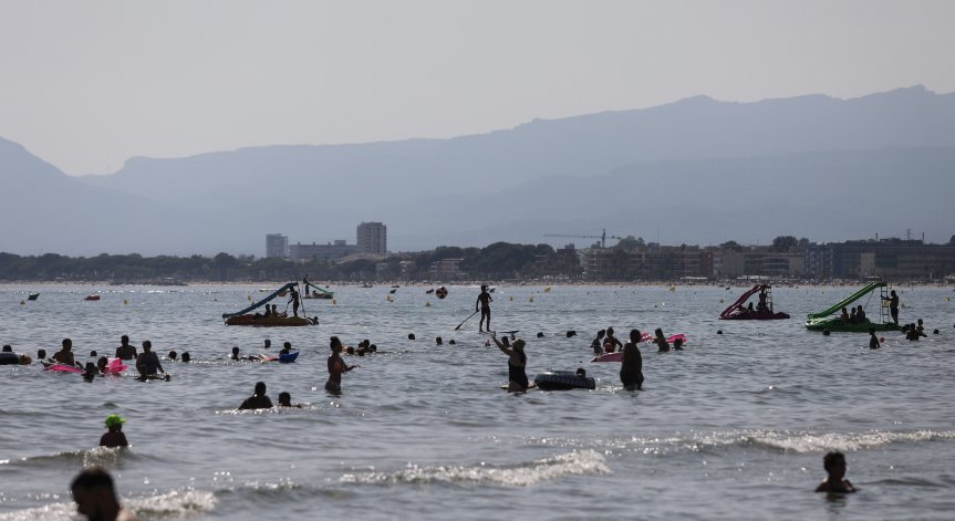 Амбициозен план: Испания иска да приема туристи без ограничения от март