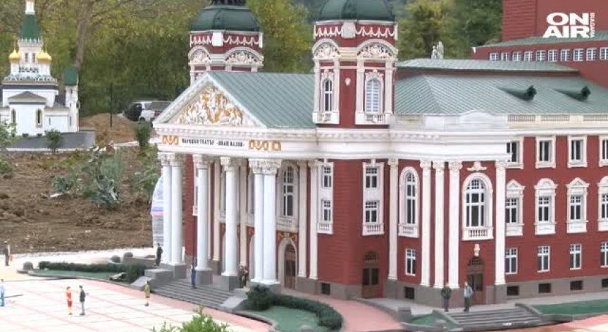 В подножието на Царевец се крие България в макети