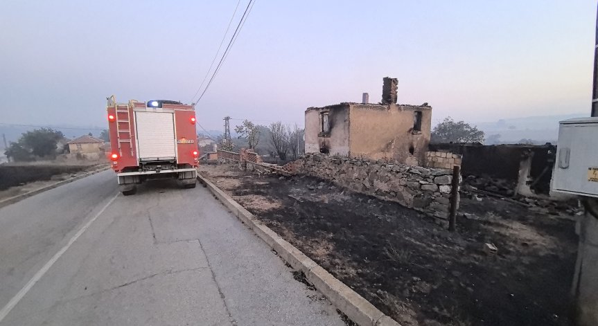 Столицата помага на опожареното село.