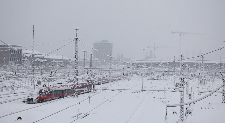 Германия е в снежна блокада - тежки катастрофи, задръствания и отменени полети