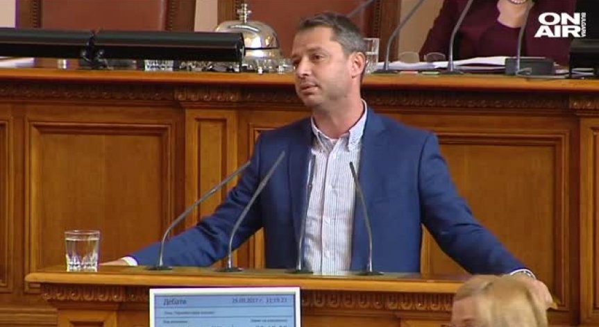 Добрев депозира оставката си в НС заради 