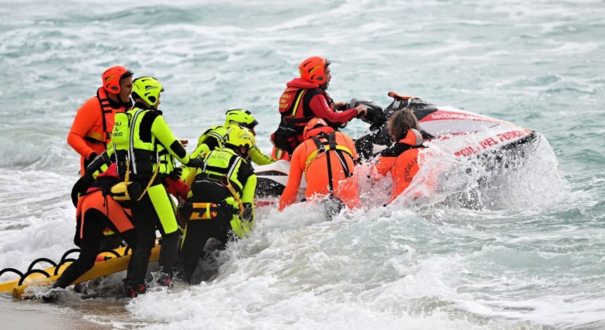 Мъртви тела по брега: Броят на загиналите мигранти край Италия достигна 62