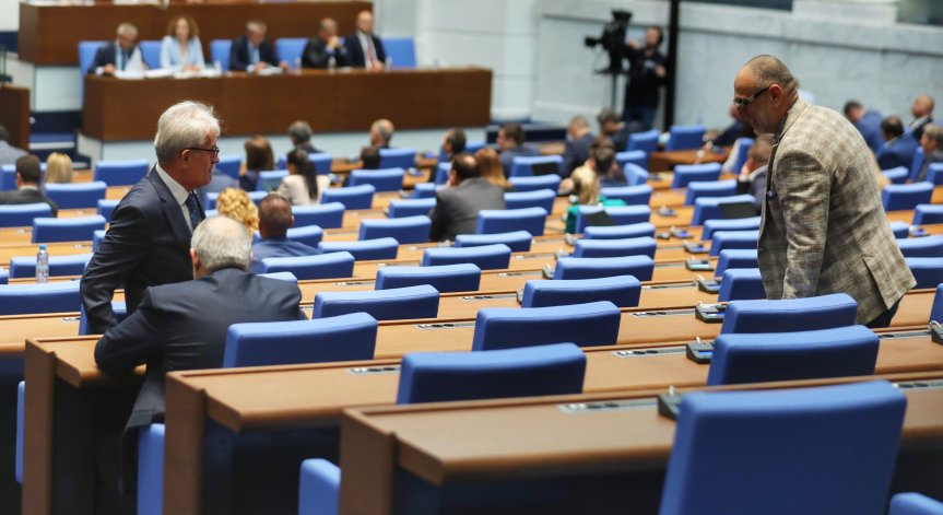 Депутатите решиха: Хора с двойно гражданство могат да бъдат народни представители