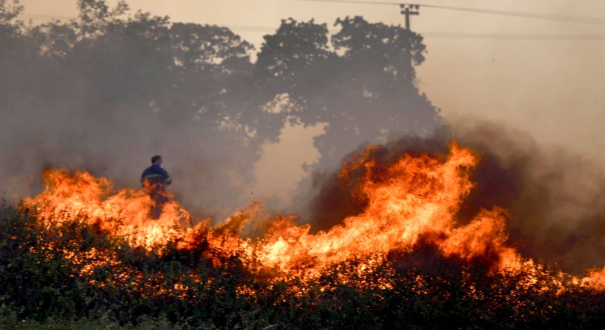 Голям горски пожар край Атина наложи евакуация