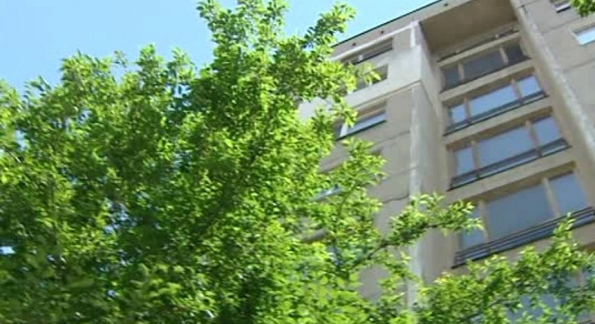Възрастна жена в Бургас изхвърли 7 хил. лева през терасата си