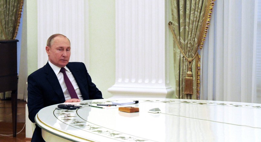 Путин играе покер със Запада на дълга маса, залозите – мир или война