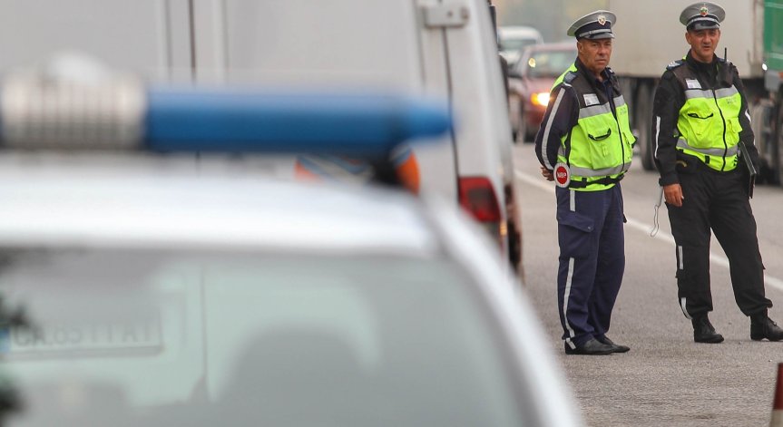 Шестима ранени, сред тях и дете, при челен удар на две коли на пътя Кюстендил - София