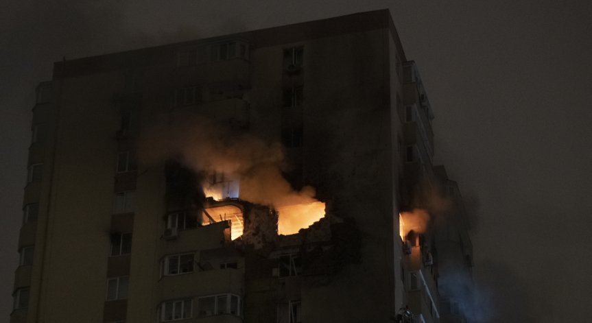 Русия бомбардира Украйна след полунощ.