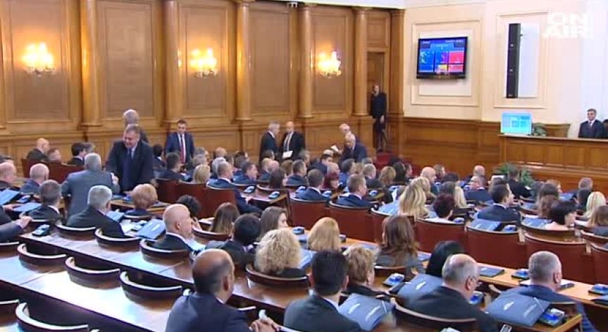 Пореден скандал в НС: БСП и ДПС поискаха оставката на Валентин Касабов