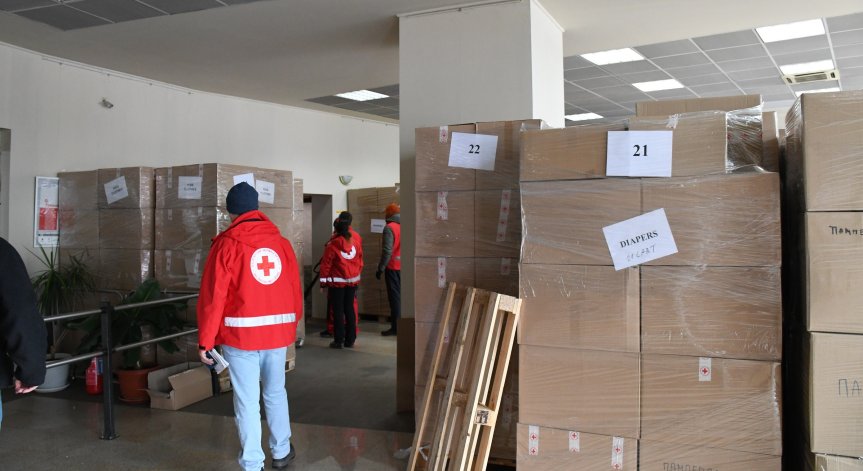 БЧК изпрати общо 8 камиона с най-необходимото за пострадалите в Украйна