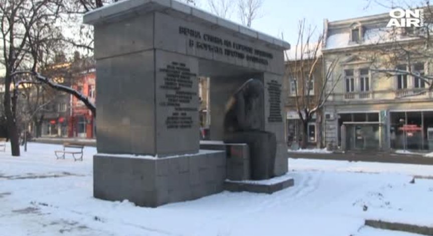 Паметници в центъра на Русе осъмнаха изрисувани от вандали