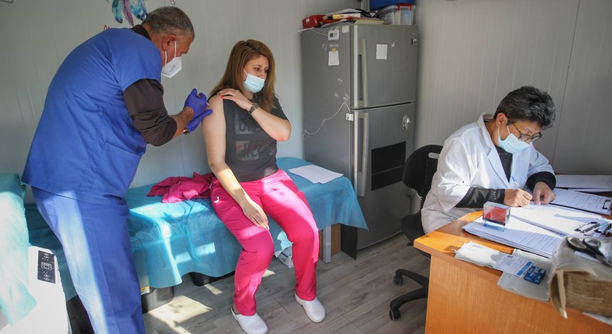 Трета доза ваксина на Pfizer дава 95,6% ефективност срещу Ковид-19