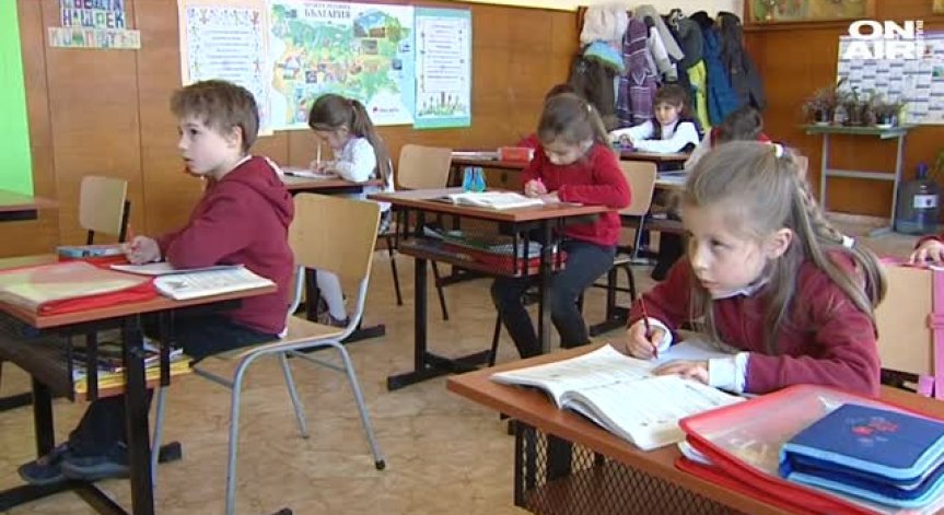 МОН премахва контрола на тематичното разпределение на уроците