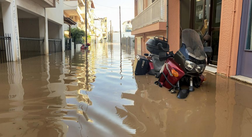 Наводнения, градушки и силен вятър в Гърция