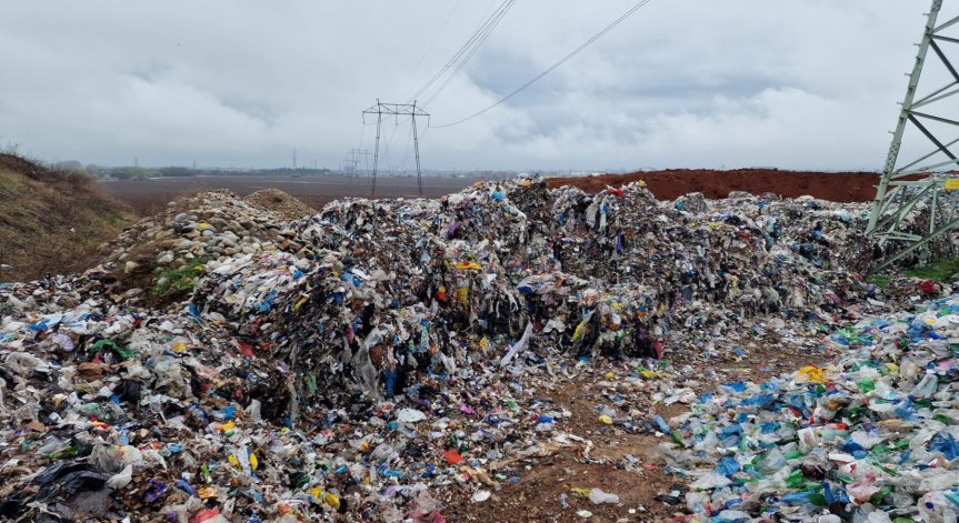 Заводът за боклук създал незаконно сметище в София.