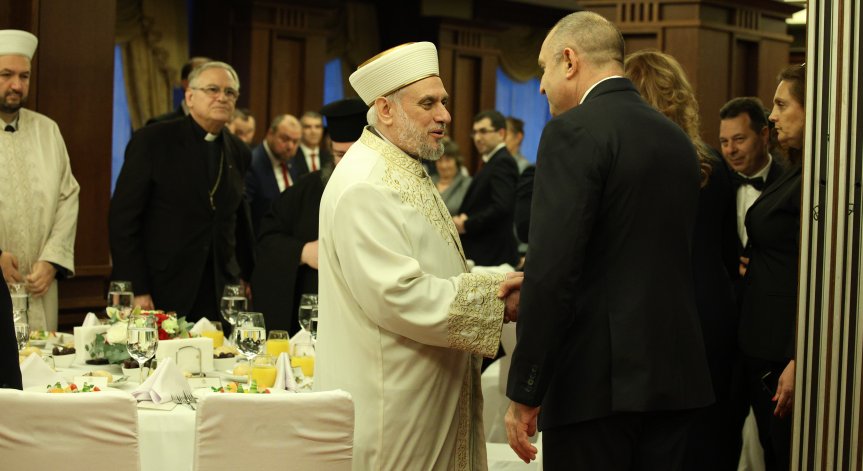 Радев на ифтар: Ще продължа да споделям празниците на всички наши сънародници