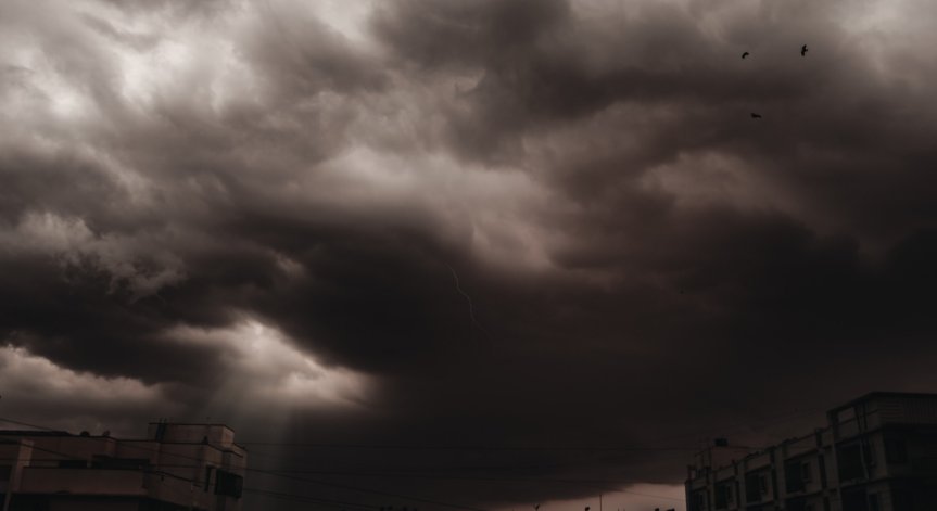 Жълт и оранжев код за силен вятър в цялата страна, поривите минават 100 км/ч