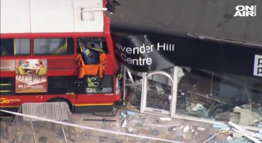 Автобус се вряза в магазин в Лондон и рани десетина души