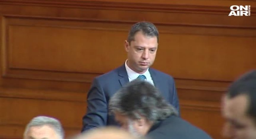Парламентът не прие оставката на Делян Добрев