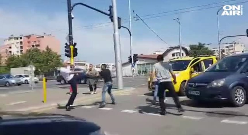 Зрелищен бой на оживен столичен булевард, младеж е пострадал