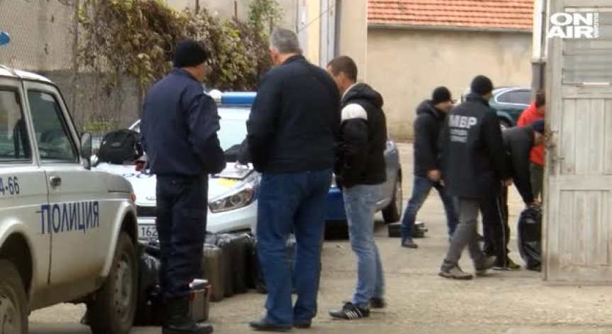 Арестуваха трима полицаи в Пловдивско