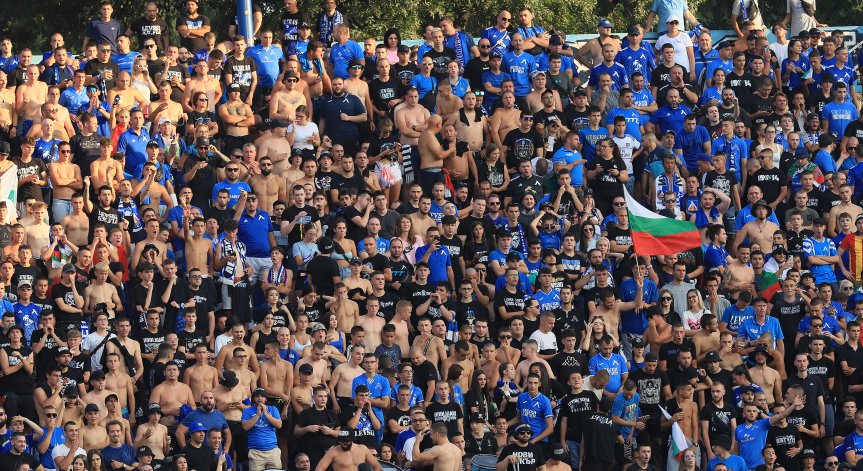 Македония задържа мъжа, наръгал фен на 