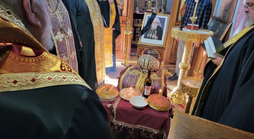 Половин година от смъртта на патриарх Неофит.