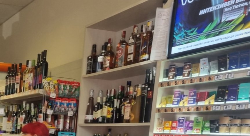 Полицаи хванаха пияни ученички, глобиха жената, продала им бутилка водка