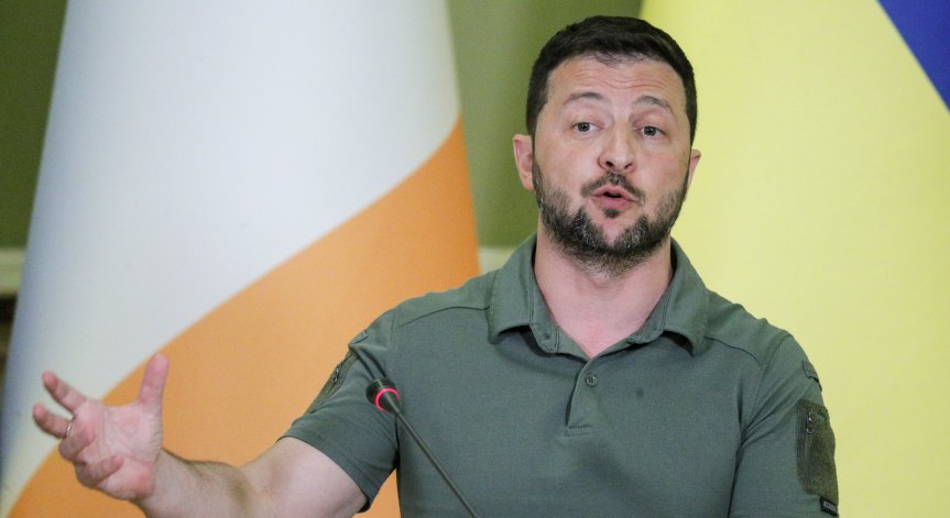 Зеленски пристигна в Днепър, докладваха му ситуацията на фронта