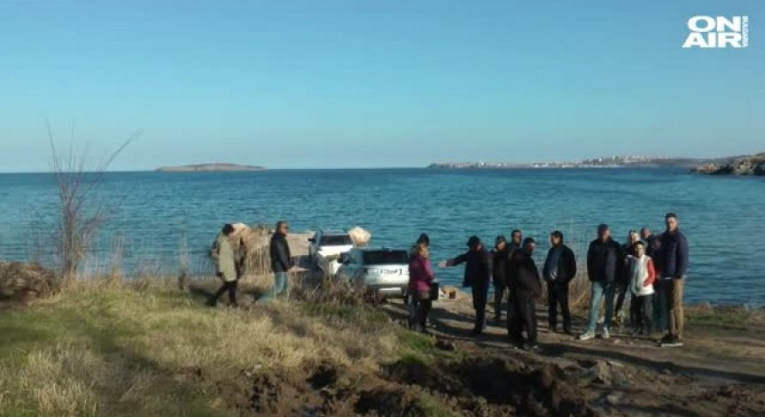 Жива верига в Черноморец попречи на багер