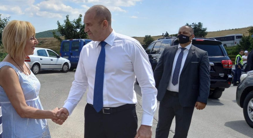 Манолова: Нямаме право да сме страхливи и да превиваме гръб