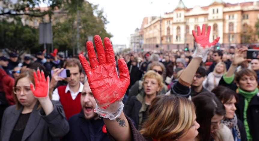 Събралите се протестиращи заключиха оградите с катинар.