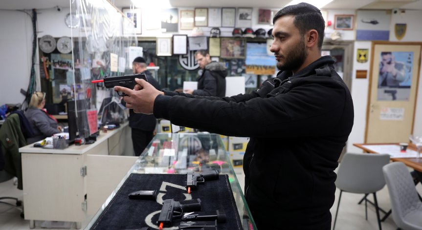 Израелци масово се въоръжават след атаката на 