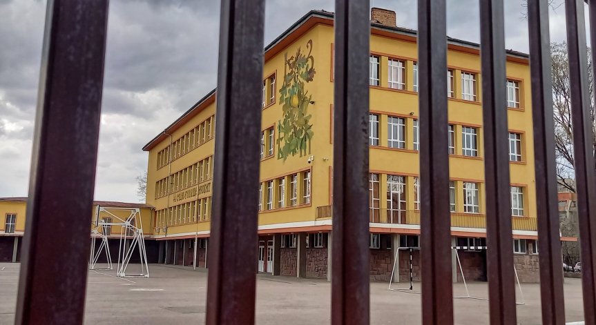 МОН обяви големи промени в учебните програми, матурите ще бъдат на компютри