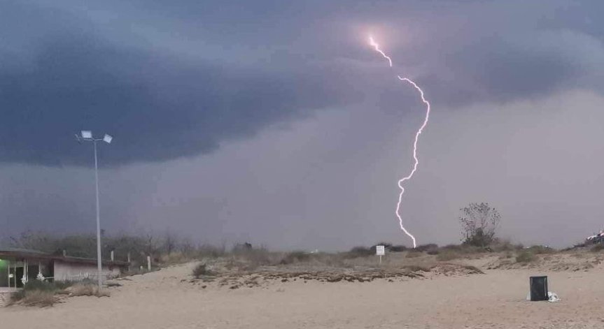 Жълт код за опасно време в Североизточна България.