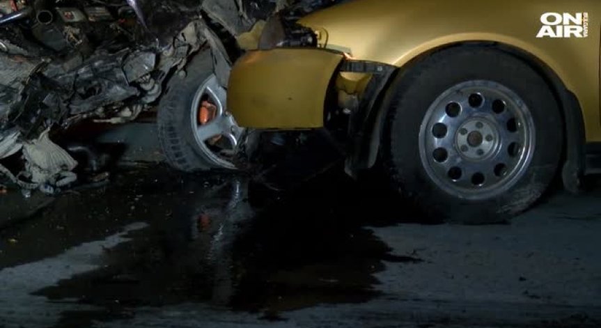 Тежка катастрофа край Велико Търново, 19-годишен помете два автомобила