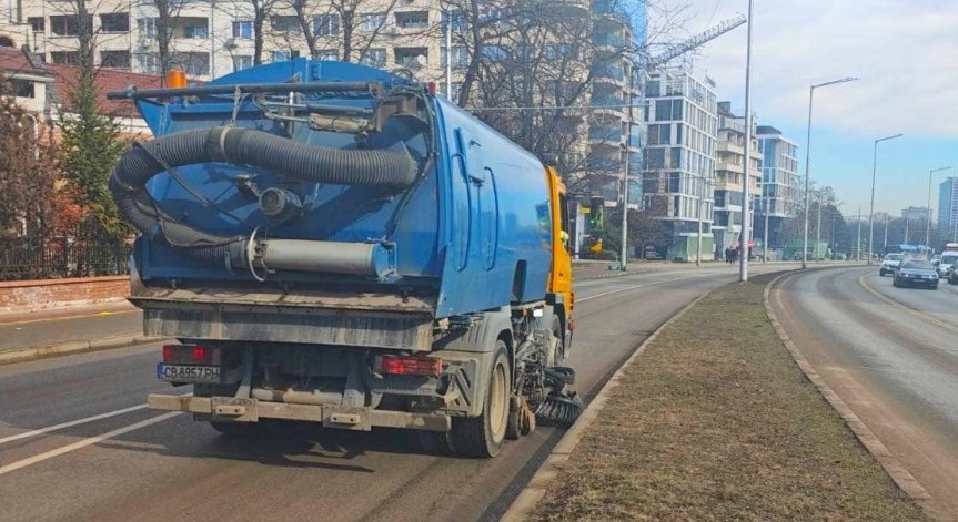 Почистени са над 77 хиляди декара улици в София.