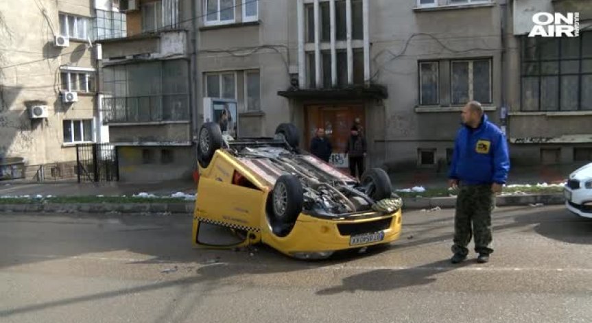 Такси се преобърна по таван в центъра на Велико Търново