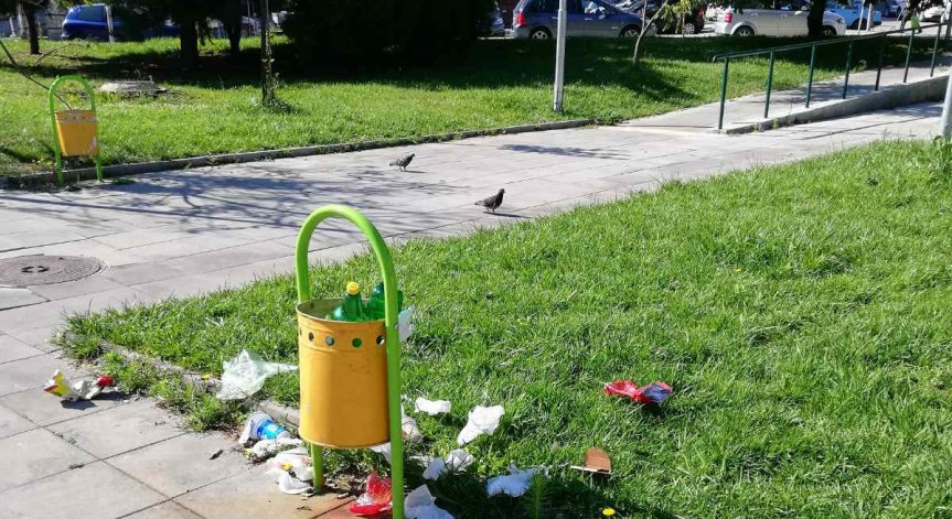 В разгара на лятото: Децата ни играят на площадки в окаян вид