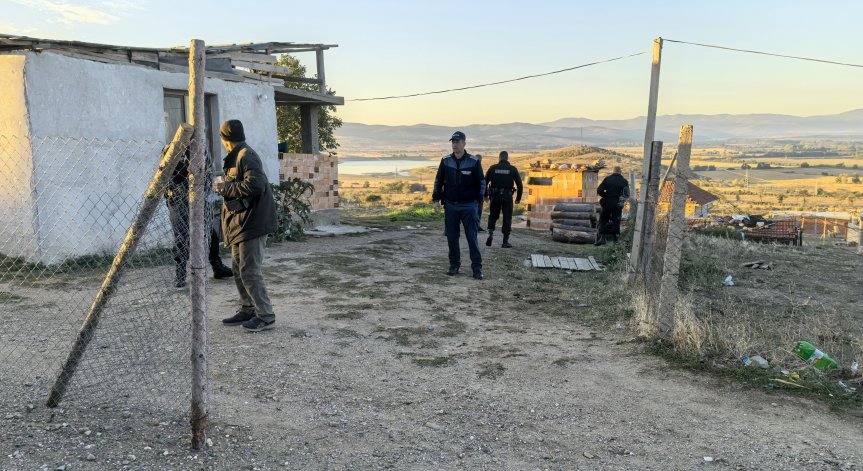 Участват полицейски сили от различни структури.