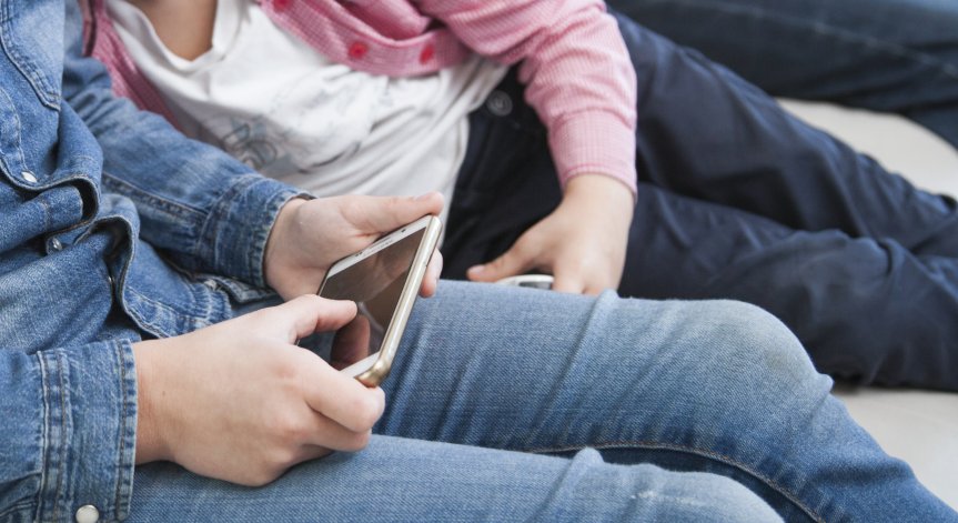 Гърция забранява социалните мрежи за деца, скоро и в България?