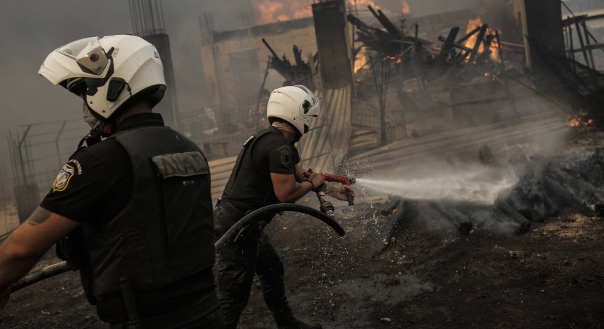 Запалиха офиси на корабна компания на пристанище Пирея